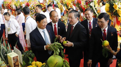 Lãnh đạo TƯ Hội Nông dân Việt Nam tham quan gian hàng trưng bày sản phẩm OCOP đặc trưng của tỉnh Bắc Giang