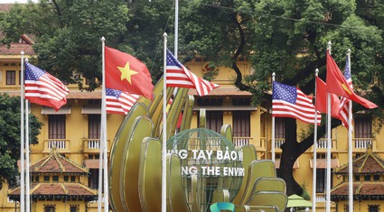 Quốc kỳ Việt Nam - Mỹ tung bay, rợp trời Thủ đô Hà Nội