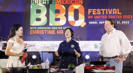 "Vua đầu bếp" Mỹ gốc Việt Christine Hà trình diễn nấu thịt bò nướng sốt BBQ từ Texas tại Hà Nội
