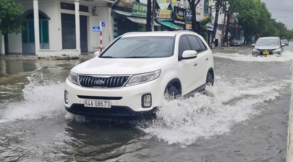 Ôtô và xe máy “rẽ sóng”, chết máy ở trung tâm thành phố Tam Kỳ, Quảng Nam sau cơn mưa lớn kéo dài