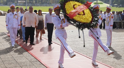 Đoàn công tác Hội Tiểu nông Cuba và TƯ Hội Nông dân Việt Nam vào Lăng viếng Chủ tịch Hồ Chí Minh