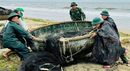 Chiến sĩ bộ đội biên phòng Đà Nẵng xuống từng tàu, trèo lên từng mái nhà giúp dân chống bão số 6