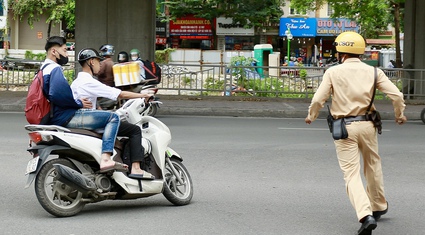 Thấy bóng dáng CSGT, học sinh đầu trần vội vã phóng xe quay đầu bỏ chạy