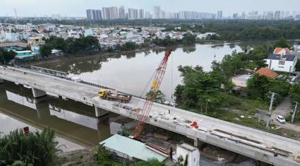 Lỡ hẹn nhiều năm, cầu hơn 700 tỷ ở TP.HCM "chạy đua" về đích 