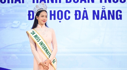 Miss International 2024 Thanh Thuỷ diện áo dài duyên dáng, được fan vây kín khi về thăm trường ở Đà Nẵng