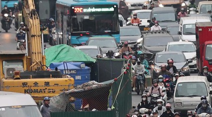 Loạt lô cốt cách nhau hơn 20 mét trên tuyến đường huyết mạch ở Hà Nội, đường phố lại ùn tắc