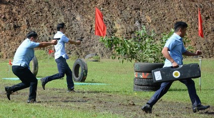 Hình ảnh diễn tập bảo vệ lãnh đạo cấp cao, chiến sĩ cảnh vệ phô diễn võ thuật, bắn súng