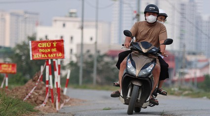 Người dân đánh võng, phớt lờ biển cấm đi vào đường đê sụt lún nguy hiểm ở Hà Nội