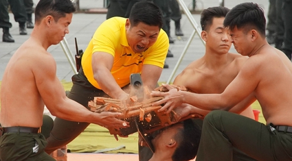 Mãn nhãn với hàng loạt màn công phá đập vỡ gạch, dùng yết hầu kéo xe của lực lượng công an tại Phú Thọ