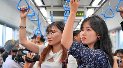 Người dân TP.HCM đi metro: "Hy vọng phương tiện giao thông hiện đại kéo giảm nỗi lo kẹt xe"