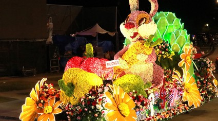 Người dân trầm trồ với 10 xe hoa đẹp rực rỡ trong chương trình Carnaval đường phố tại Đà Lạt