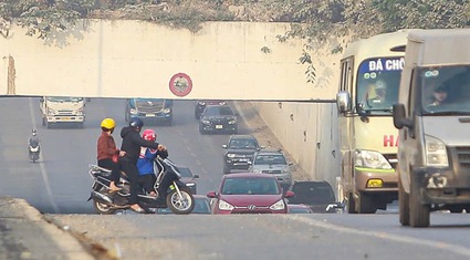 Cận cảnh xe máy đi vào đường cấm, phóng tốc độ cao trên đường Vành đai 3 và Đại lộ Thăng Long