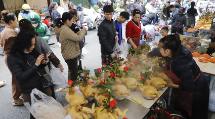 Gà ngậm hoa hồng cúng ông Công, ông Táo giá 600.000 đồng/con hút khách tại "chợ nhà giàu" Hà Nội