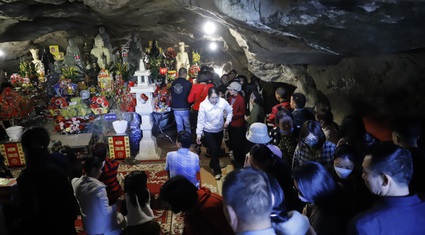 Du khách nườm nượp đi vào sâu trong hang đá bái phật cầu bình an ở Tuyên Quang