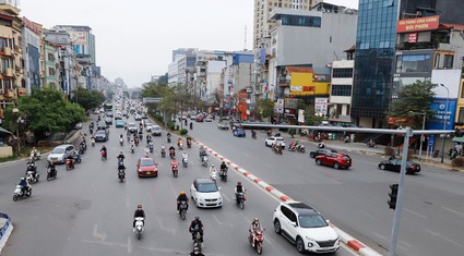 Các phương tiện bon bon lăn bánh trên đường phố Thủ đô trong ngày làm việc đầu tiên sau kỳ nghỉ Tết