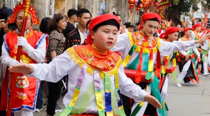 Cậu bé 13 tuổi lần đầu giả gái múa "con đĩ đánh bồng" tại hội làng Triều Khúc
