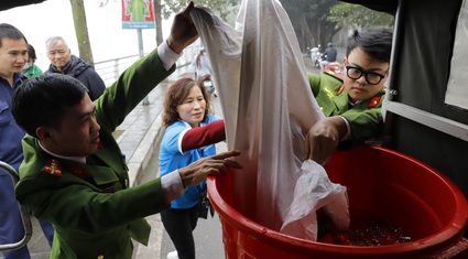 Người Hà Nội thả cá chép vào thùng nhựa 180 lít ngày tiễn ông Công, ông Táo về trời