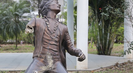 Tượng nghệ sĩ bị cụt tay ngồi trong công viên hình cây đàn guitar ít người biết đến ở Hà Nội