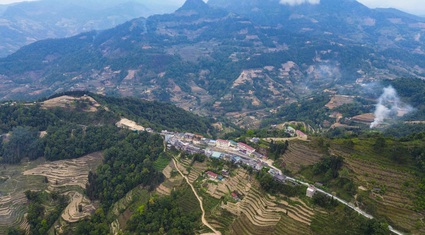 Ghé thăm ngôi trường nằm giữa "sống lưng khủng long" vùng biên Hà Giang, nơi học sinh dùng máy tính bảng để học