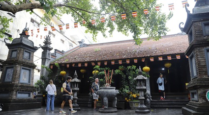 Huyền bí ngôi chùa nghìn năm tuổi có cổng vào bé tý nhưng bên trong rộng mênh mông ở trung tâm Hà Nội