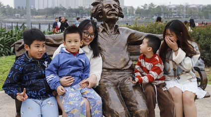Tượng Albert Einstein hết "cô đơn", người dân thì đến vui chơi đông nghịt tại công viên Thiên văn học ở Hà Nội