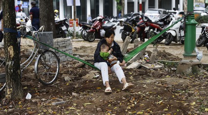 Người Hà Nội ngồi hóng gió trên công trường xây dựng xung quanh hồ Thiền Quang