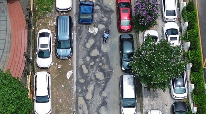 "Con đường đau khổ" ở Hà Nội thi công trở lại sau 3 năm ngổn ngang, chi chít "ổ voi, ổ gà"