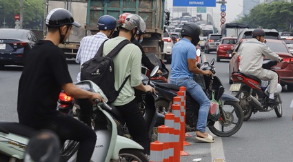 Ôtô xe máy chen chúc, băng qua cọc tiêu trong ngày đầu thông xe cầu vượt thép Mai Dịch