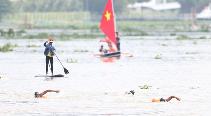 Người dân TP.HCM hứng thú khi lần đầu xem giải bơi vượt sông Sài Gòn