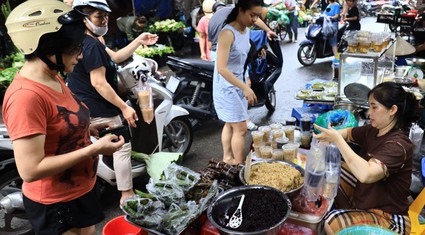 Hàng loạt tiểu thương ở Hà Nội chuyển sang bán đồ "giết sâu bọ" ngày Tết Đoan Ngọ