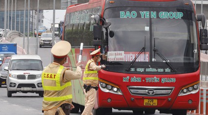 CSGT Hà Nội xử phạt hàng loạt xe khách vi phạm lỗi "phổ biến" bên ngoài bến xe Mỹ Đình