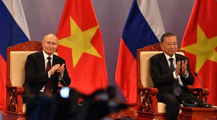 Ảnh ấn tượng tuần: Tổng thống Putin tới Việt Nam và Lễ trao Giải Báo chí Quốc gia lần thứ XVIII 