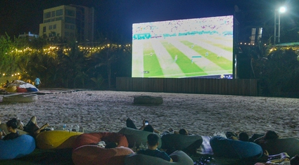 Quán cà phê dựng màn hình cỡ lớn, người Hà Nội xuyên đêm xem Euro 2024