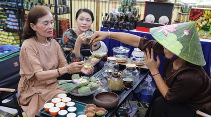 Người Hà Nội thích thú thưởng trà, rủ nhau mua tranh dệt lụa từ tơ sen giá lên tới 2,5 triệu đồng