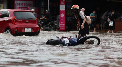 Xe máy ngã sõng soài trên đường phố Hà Nội do ngập lụt nặng nề