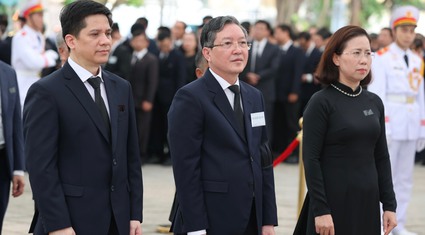 Chủ tịch Hội Nông dân Việt Nam Lương Quốc Đoàn dẫn đầu đoàn vào viếng Tổng Bí thư Nguyễn Phú Trọng