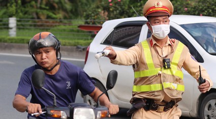 Xe máy lạng lách, "thông chốt" cực nguy hiểm trên đại lộ Thăng Long