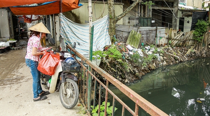 Dự án cống hóa mương tại Hà Nội dừng thi công khiến người dân sống chung với "bể phốt lộ thiên"