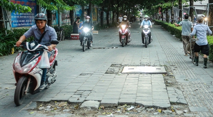 Cận cảnh đá vỉa hè Hà Nội tuổi thọ 70 năm, nhưng chỉ được vài năm đã vỡ toác