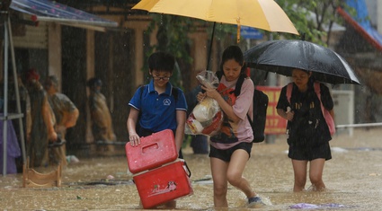 Nước sông Hồng dưới báo động 3, nhiều nơi ở Hà Nội ngập nặng, phải chạy lũ