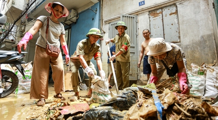 Bùn đất tràn ngập do lũ, người Hà Nội tất bật dọn dẹp nhà cửa để ổn định cuộc sống