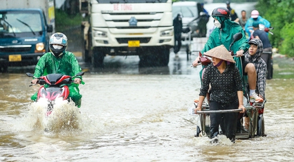 Hà Nội mưa lớn, đường gom Đại lộ Thăng Long tiếp tục ngập sâu