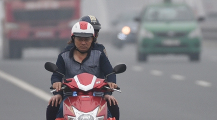 Hà Nội lại chìm trong làn sương mù dày đặc, chỉ số bụi mịn cao gấp 13,9 lần theo khuyến cáo