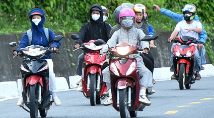 Người dân đi xe máy “rồng rắn” vượt đèo Hải Vân trở lại Đà Nẵng sau nghỉ lễ Quốc khánh 2/9