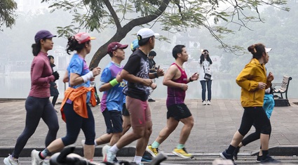 Người Hà Nội vui chơi ngày đầu năm mới 2025 dưới nắng vàng, tiết trời tuyệt đẹp