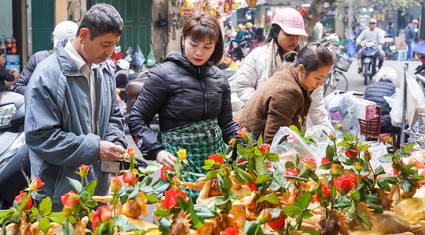 Người Hà Nội chi nửa triệu đồng mua gà ngậm hoa hồng cúng rằm tháng Chạp ở "chợ nhà giàu"