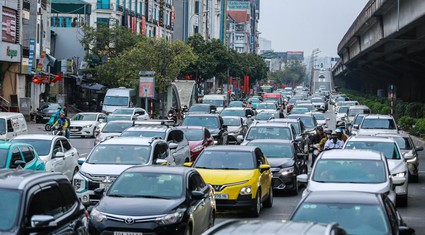 Hàng dài phương tiện ùn ùn nối đuôi nhau trở lại Hà Nội sau kỳ nghỉ Tết Nguyên đán 2025