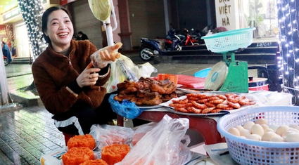 Bán xôi "Thần Tài" cạnh tiệm vàng, các quán vỉa hè thu về hàng chục triệu đồng trong buổi sáng tại Hà Tĩnh