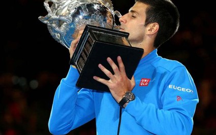 Ẵm 2,4 triệu USD, Djokovic áp sát Federer