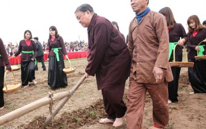 Chủ tịch Hội NDVN áo nâu chân đất đi cày trong lễ hội Tịch điền